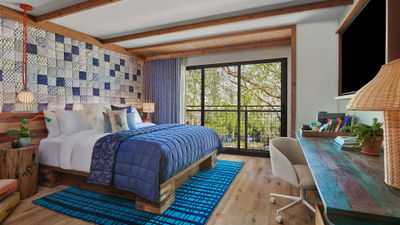 A queen guest room at the Treehouse Hotel Silicon Valley.