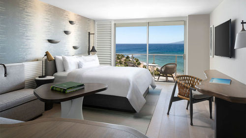 The Westin Maui’s Hokupaa Tower features questrooms with views of the ocean and exclusive access to the Lanai lounge.